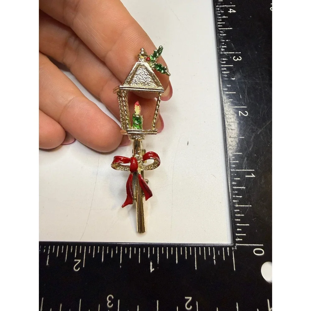 Gerrys Christmas Street Lamp Brooch Pin Gold Tone Red Bow Enamel Holiday Jewelry